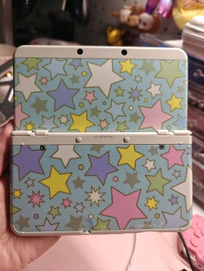 new 3ds的星星替换壳，颜色很清新。hello kitty的switch卡带收纳盒，也可以装3ds的卡带。还有纸兔的3ds卡带专用收纳盒，可以收纳12枚。全部都很精美，挖煤姬包装很好，安全到手。