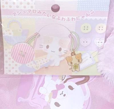 是一个棉花糖猫的吊卡小挂件，早期产物，有点发黄但是依然不能掩盖他的美!三丽鸥早期的产物真的好美，二手市场太贵只能来这里买了，好评