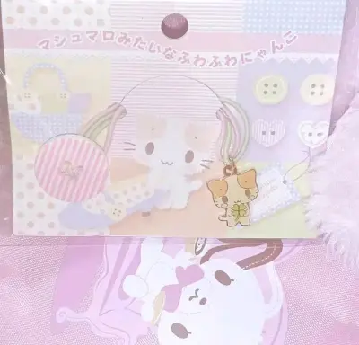 是一个棉花糖猫的吊卡小挂件，早期产物，有点发黄但是依然不能掩盖他的美!三丽鸥早期的产物真的好美，二手市场太贵只能来这里买了，好评
