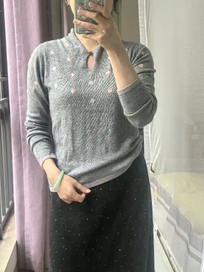 这次除了买貂，还买了一件羊绒毛衣，领子很有设计感的一款，穿着很显气质，而且成色也很新，图样也很活泼，非常喜欢！