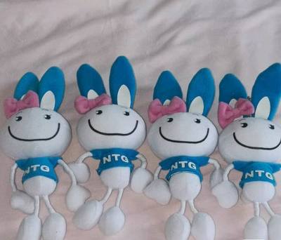 挂在书包上，走路的时候他也会摆动手和脚，所以我就买了，而且居然有四个一样的，送朋友送亲戚送喜欢的人哈哈哈，也是让他们美美get我的同款，好幸福!超可爱