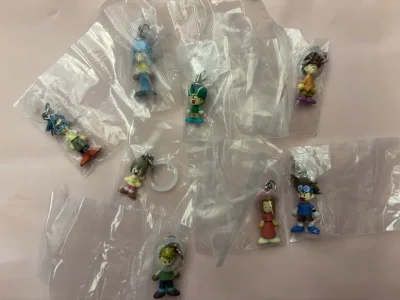 童年回忆系列——数码宝贝，8个被选中的孩子，万代扭蛋伞挂，理解小丑皇～成为小丑皇。
买到了非常有纪念意义的周边，挖煤姬购物真的很方便，值得点赞！