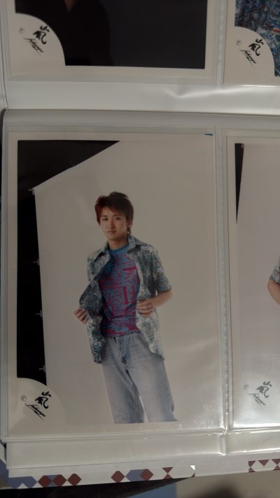 经常用挖煤姬切阿拉希大野智的公式写真，价格便宜量大，买箱内包裹服务也很安心，每次公式写真都是四角尖尖到家，完全无损伤