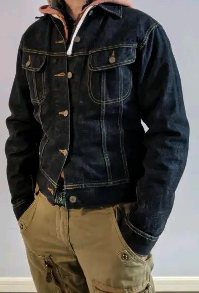 收到后迫不及待的上身，很合适，面料也是很好的日产丹宁布，做工精细，版型适合亚洲人身材，明线的使用在经典101J的版型上增加了些日系咔叽元素，个人觉得更偏年轻些，满意


