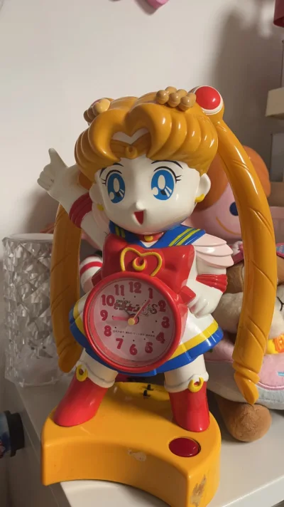 终于收到这箱美少女战士中古周边啦！满满一整箱全是童年回忆✨，玩偶、手办、文具、闹钟应有尽有，品相远超预期，复古感拉满还完好无损。挖煤姬打包超扎实，物流也很稳，全程跟踪让人放心，情怀党直接圆梦，已经迫不及待想继续挖下一波宝藏了！强烈安利给同好！