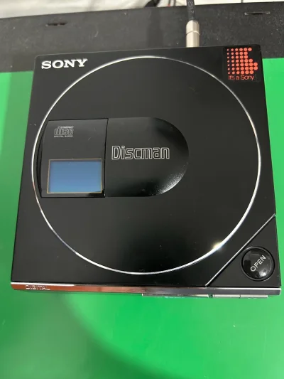 索尼 D-50 MkII (Discman)，是索尼于 1985年10月21日 发布的第二代便携式CD播放器（Discman），也是初代 D-50 的经典改良版，发烧圈公认的“老砖”天花板之一。
