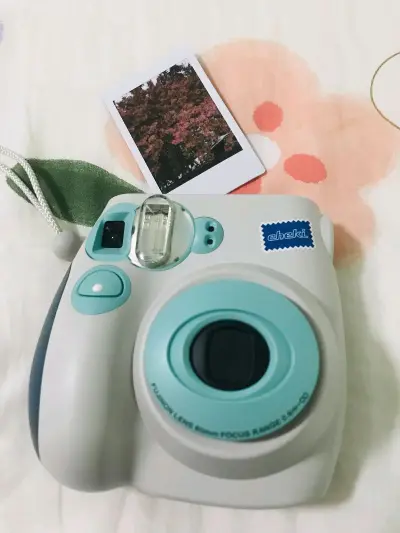 在雅虎日拍买下了第一台拍立得，到手后成色很新，功能一切正常。我真的很惊喜也超级激动，迫不及待拍了一张。谢谢挖煤姬这个平台让我可以轻松尝试海淘，并且如愿获得自己很想要的东西。挖煤姬的积分抵扣方式也让我节省了一笔费用，我将继续使用挖煤姬海淘喜欢的宝贝~同时挖煤姬的操作和...在雅虎日拍买下了第一台拍立得，到手后成色很新，功能一切正常。我真的很惊喜也超级激动，迫不及待拍了一张。谢谢挖煤姬这个平台让我可以轻松尝试海淘，并且如愿获得自己很想要的东西。挖煤姬的积分抵扣方式也让我节省了一笔费用，我将继续使用挖煤姬海淘喜