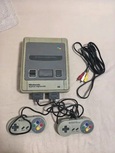 又淘到一台好机器，老人家的SFC，由于价格非常实惠所以立马拿下，这个是有独立声卡的版本，处理游戏音效很好,机器壳子自然发黄，这才是中古机器该有的样子。感谢挖煤姬！