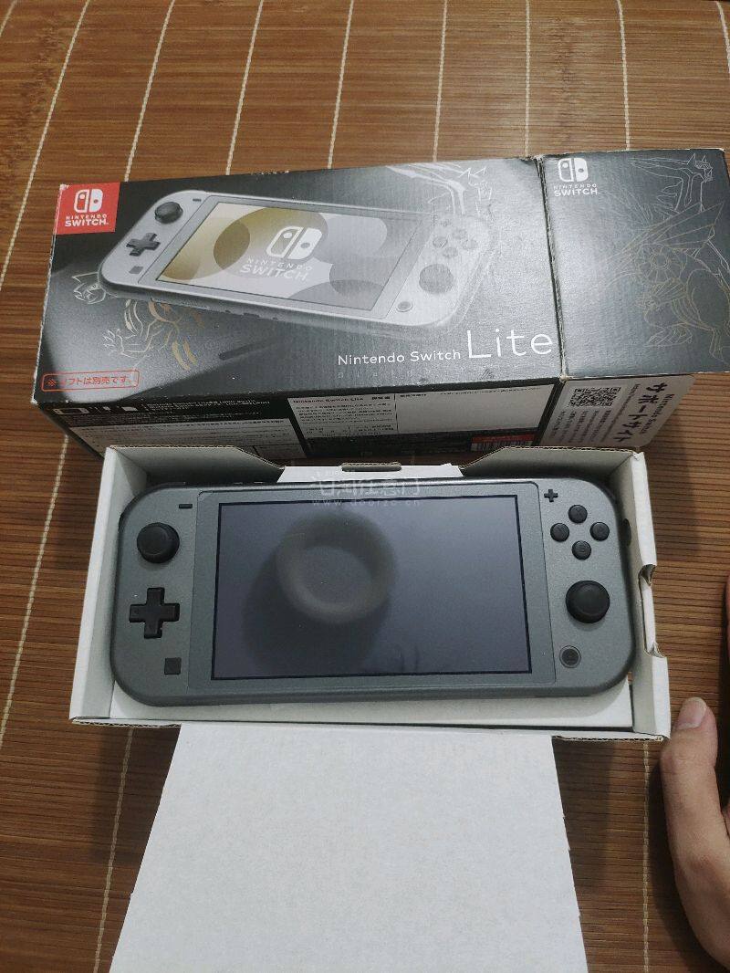 买来收藏的，机子成色非常好，珍珠钻石限定配色，黑色配色可以说是最好看的配色，没有之一，很贵气，质感很好，箱说全这个价格非常nice，支持挖煤姬