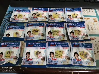 - 设计细节：每款都是达也、和也、小南的经典名场面，金属质感很细腻，边缘光滑不划手，印刷清晰还原了漫画笔触，挂在包上就是行走的青春回忆杀！
​
- 完整度：我收了12款里的大部分，包装都带着原封的蓝白设计，背面还有角色小介绍，收藏感直接拉满，完全是中古周边该有的仪式...- 设计细节：每款都是达也、和也、小南的经典名场面，金属质感很细腻，边缘光滑不划手，印刷清晰还原了漫画笔触，挂在包上就是行走的青春回忆杀！ ​ - 完整度：我收了12款里的大部分，包装都带着原封的蓝白设计，背面还有角色小介绍，收藏感直接拉