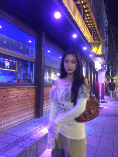 太漂亮了， 出去玩狠狠背， 而且每个人都来问我链接 ，蔻驰古早款真的很美， 而且很难买 ，挖煤姬总会让人有惊喜。


