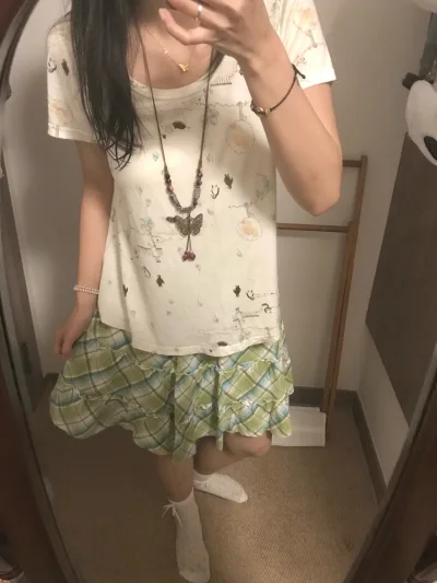 没想到还可以淘到这么好看的海军领 成色也很不错 白色的那件领口还可以拆卸两穿 太值了 就是领口有点发黄 