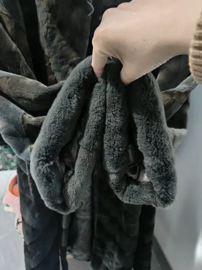 这次用挖煤姬挖了两件中古皮草，一件水貂，一件貂绒，貂绒超级好看，很喜欢，挖煤姬和挖煤姬真的太方便了，快递虽然选择了海运，但是不到一个月就到手了。