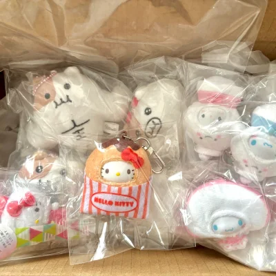 又被萌萌的小东西治愈了 首先必须夸挖煤姬这个仁义 竹蜻蜓总共30块钱的运费称完重竟然给我退了两块…这次切了四只麻薯喵和五只三丽鸥钥匙扣 麻薯喵是扭蛋 其实不算好价 无奈国内比较冷门 代购又怕流团…钥匙扣简直是太划算了 挖煤姬我希望你平安陪我到老