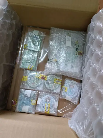 包装依旧很结实，气泡纸填充很满很安心，依旧小包走竹蜻蜓专线很便宜划算，樱花妹打包也很仔细贴纸萌萌的，每个都很细心的包了一层，文件夹用硬纸板加固了