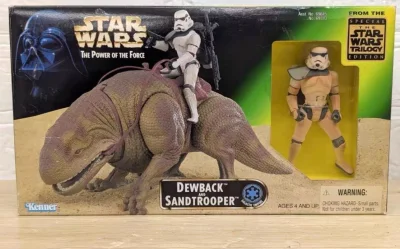 第一盒是湿背兽（Dewback）与沙漠暴风兵，出自《原力的力量》系列！塔图因沙漠的氛围感直接拉满，粗糙的皮肤纹理、暴风兵的沙漠装甲细节都还原得超到位，骑乘机关把玩感拉满，盒子上黑武士的头像一看就是时代眼泪。

第二盒是赏金猎人胸像套装，Gentle Giant出品的...第一盒是湿背兽（Dewback）与沙漠暴风兵，出自《原力的力量》系列！塔图因沙漠的氛围感直接拉满，粗糙的皮肤纹理、暴风兵的沙漠装甲细节都还原得超到位，骑乘机关把玩感拉满，盒子上黑武士的头像一看就是时代眼泪。

第二盒是赏金猎人胸像套装，G