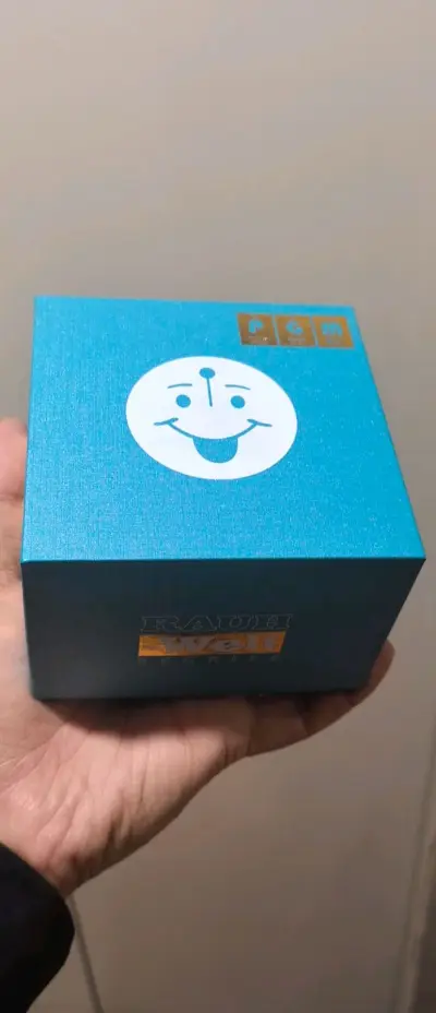 
谁能拒绝一只手里的“宽体猛兽”？?
PGM 1:64 保时捷930 RWB，全网爆火的蒂芙尼蓝+金色轮毂神仙配色！
✅ 精致到发丝：笑脸涂鸦涂装还原度拉满，黑金轮毂点缀得恰到好处，质感吊打同类！
✅ 收藏级质感：透明展示盒+专属底座，拿在手里沉甸甸的分量，送人自留...
谁能拒绝一只手里的“宽体猛兽”？?
PGM 1:64 保时捷930 RWB，全网爆火的蒂芙尼蓝+金色轮毂神仙配色！
✅ 精致到发丝：笑脸涂鸦涂装还原度拉满，黑金轮毂点缀得恰到好处，质感吊打同类！
✅ 收藏级质感：透明展示盒+专属底座，拿