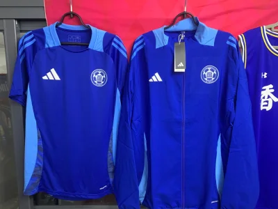 印完队徽之后很好看，是我喜欢的球队外套，尺寸合适，快递很及时，尺码齐全。街穿搭配容易搭，天气稍微凉快踢球穿上去很舒服。