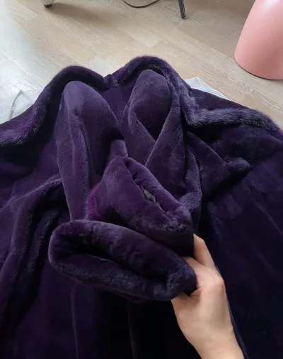 这件Blackglama宝嘉美中古貂太绝了✨
毛质顺滑亮泽，是顶级深褐水貂的质感，软糯亲肤不掉毛，经典翻领版型显贵又百搭，保暖性拉满！
内里标签齐全，保存成色超棒，卖家包装严实发货快，性价比直接拉满，推荐挖煤姬给所有爱复古轻奢的姐妹！这件Nakamurafur中古紫貂大衣太惊艳了?
浓郁的深紫色毛绒顺滑又有光泽，领口和袖口的毛边细节精致，软糯亲肤不掉毛，复古版型显贵又温柔，保暖性拉满！
内里标签齐全，是日本银座老牌工坊出品，成色保存得超棒，卖家包装严实发货快，挖到宝的快乐谁懂！推荐挖煤姬给所有爱...这件