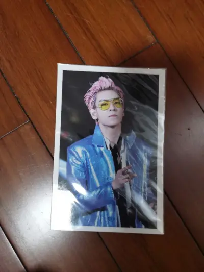 挖煤姬切到的一个BigBang的明信片，没过税点到库就干脆直接一个拼团盘走竹专回来了！很快就到货了，没有用检品但是东西都很齐全，箱子空处都用泡沫纸填充了小件都完好无损。