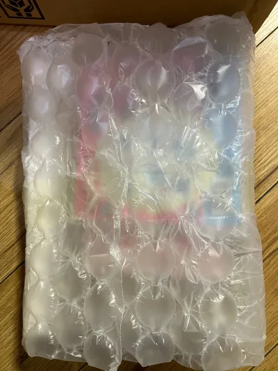 从下单到收货全程都很省心，物流速度比预期快太多，清关也很顺利，实时物流更新让我随时能追踪包裹动态，完全不用瞎担心。最让我惊喜的是打包防护——美少女战士折纸、复古便本和收藏卡牌全被气泡纸裹得严严实实，硬纸盒+缓冲填充层层加固，拆箱时连一点折痕、掉漆都没有，连最娇弱的纸...从下单到收货全程都很省心，物流速度比预期快太多，清关也很顺利，实时物流更新让我随时能追踪包裹动态，完全不用瞎担心。最让我惊喜的是打包防护——美少女战士折纸、复古便本和收藏卡牌全被气泡纸裹得严严实实，硬纸盒+缓冲填充层层加固，拆箱时连一点折