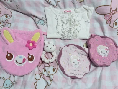 买的都是一些可爱的配饰 物流速度特别快！九天就到了～包装很细致 包的特别严实 物品没有破损 合单审核速度快！好评！