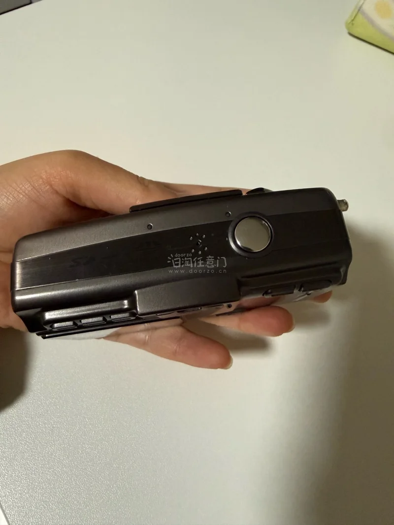 好幸运！蹲到成色超新的复古款，价格比国内划算太多。包装严实无磕碰，功能全部正常！物流顺畅，开机直出氛围感拉满，复古胶片感绝了！


