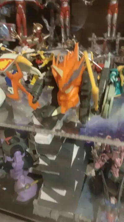 这是魔神英雄传1，小反派火焰杰克，是当时限定积分兑换款，只生产了300个。绝对收藏佳品，魔神英雄传1里面的反派特别稀有，绿库，火焰杰克，大象都是目前比较稀缺的产品，90年代能保存到今天非常不容易，超级喜欢，准备当传家宝传下去的好东西！