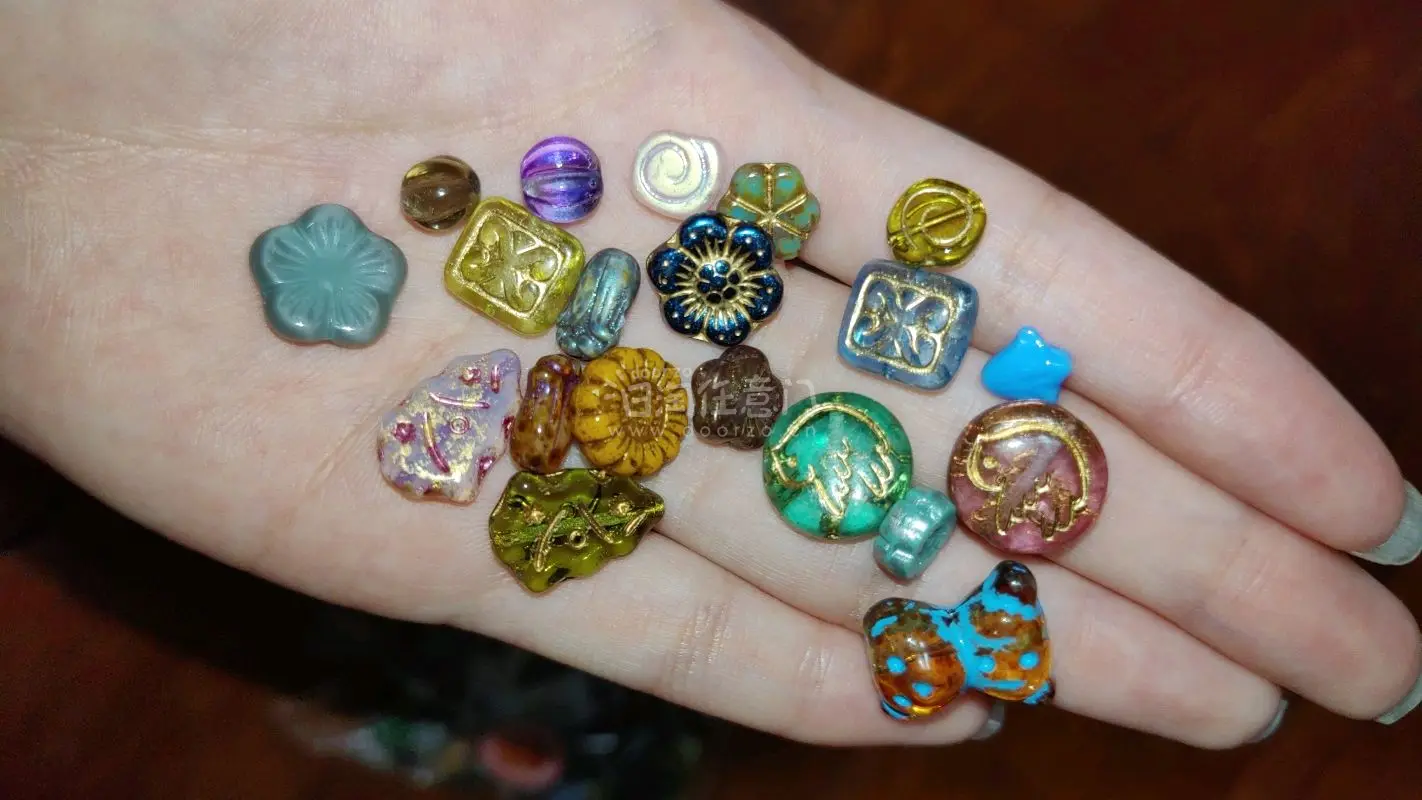 又到了一包捷克珠，好美，每一颗都不一样～走的是epl，速度依旧很快！客服回复速度也很快了～姬姬加油?