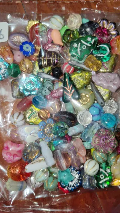 超级好价收到了一堆捷克珠，卖家还送了小礼物，简直是天使来的！这次走到epl简直了，飞快，出库两天就到国内清关完毕，超级赞


