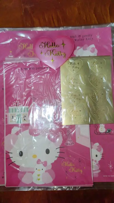 这次到了一些信封信纸套装，充满中古气息，非常喜欢。走的依旧是ems，速度好快，三天就到了，走了那么多箱，第一次那么快（转圈）现在姬姬速度越来越快啦～