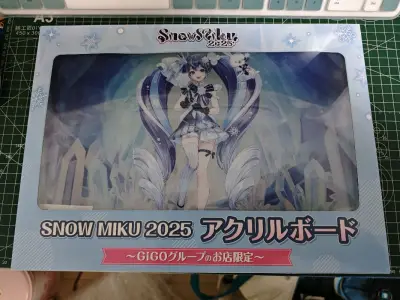 在挖煤姬上面买到的非常惊艳的立牌。第一眼看到就下单了。到手后觉得超出预期，立牌非常大。初音的立绘太可爱了，马上就摆放起来。