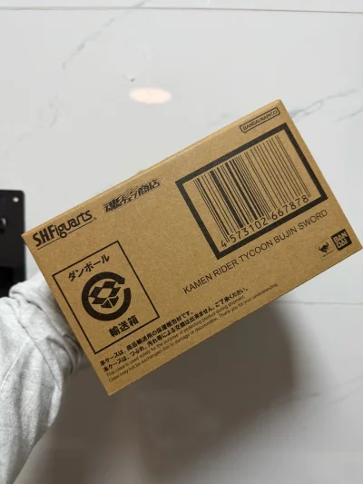 挖煤姬在煤炉上扫到了一盒性价比不错的的武神太狸，运输盒很完整，唯独屁股不晓得是不是被掏过，有点怪怪的。希望不要有问题吧，买了这么多次的



