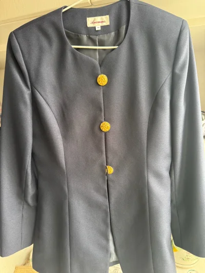 第三次在挖煤姬上淘好物，淘到的这两套套装真的入到我心坎上啦！面料很好，版型挺阔 不用熨烫都有型，上衣的金属扣很精致，喜欢喜欢