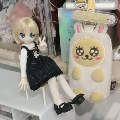 特别可爱的桌椅，给十二分娃娃坐刚好，在amiami上预定的很方便，挖煤姬可以amiami自助下单特别好评