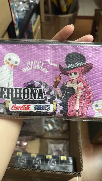 在挖煤姬上淘到宝贝了，稀有的万圣节可口可乐联名周边，佩罗娜款真的太稀有了，很好看的一款拉链袋子，另外还买到超级稀有绝版的p社女帝，开心啊