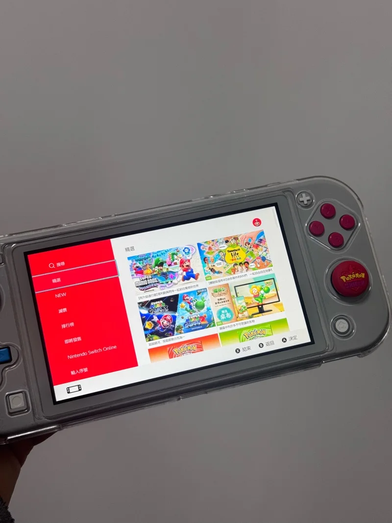 作为任天堂的便携式掌机游戏机，这个剑盾限定已经发售了很久（19年），在2026年的今天，国内是不好买到成色不错的机器的。偶尔在任意门看到了这台成色不错的机器，就果断入手了。收到的时候检查了一圈，非常满意，按键灵敏，上网迅速。游戏卡一插直接开玩，太完美了！这是一次，不...作为任天堂的便携式掌机游戏机，这个剑盾限定已经发售了很久（19年），在2026年的今天，国内是不好买到成色不错的机器的。偶尔在任意门看到了这台成色不错的机器，就果断入手了。收到的时候检查了一圈，非常满意，按键灵敏，上网迅速。游戏卡一插直接