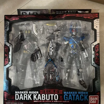 原本以为25号的包裹是最后一个了，没想到昨天还到了我的黑甲斗和钢斗，超帅的啊，比shf系列配件多了好几倍呢