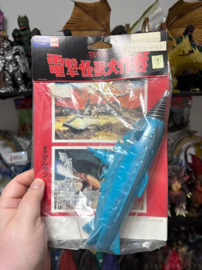 Marusan轟天号软胶，复古包装还原特摄情怀，金属蓝漆面质感扎实，螺旋钻头细节锐利，东宝授权标识彰显收藏价值，是怪兽迷的情怀好物。