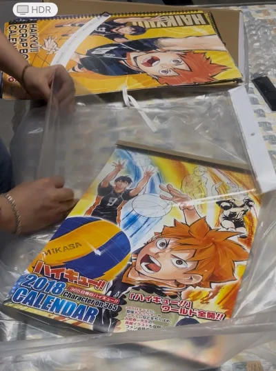 蹲了好久终于在煤炉上捡到这本排球少年日历，卖家保存得超好，几乎全新?
内页每一张都是名场面，乌野、青城、音驹、白鸟泽全都有，垃圾场决战那页直接戳中我?
纸张质感和排版真的只有日版才有内味，挂书桌前每天都能看到小太阳日向，元气拉满☀️

挖煤姬代切还是一如既往稳，合单...蹲了好久终于在煤炉上捡到这本排球少年日历，卖家保存得超好，几乎全新?
内页每一张都是名场面，乌野、青城、音驹、白鸟泽全都有，垃圾场决战那页直接戳中我?
纸张质感和排版真的只有日版才有内味，挂书桌前每天都能看到小太阳日向，元气拉满☀️

任