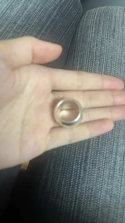 戒指质感超棒，银质温润有分量，圆润设计显手白，日常佩戴不刮蹭，性价比很高，推荐入手！而且这次物流快速，非常实惠，已经是老用户了