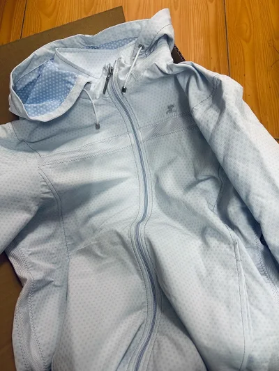 条纹外套软糯舒服，防晒衣透气不闷，雕花银戒做工精致，配色温柔又显气质，性价比超高很满意！这次也是很快速合单发货，比较实惠，收到很开心