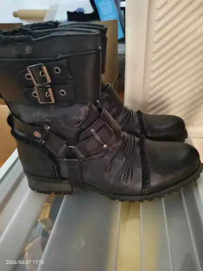 首先是物流很快前后一个星期左右就到了，物品的包装也还可以的，东西很好，泡沫纸给的很多，商品本体和描述一致，不错的购物体验



