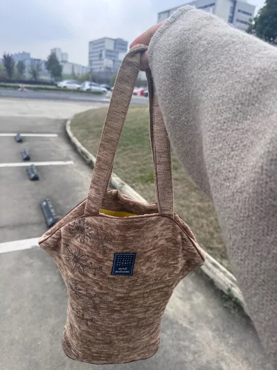 这次在挖煤姬上淘到两个很喜欢的品牌，皆川明和谭燕玉！是一次很好的体验，一收到包裹就立马打开了，东西的状态也描述得很清晰，这次走的是追踪小航空，感觉就两三个星期就到了！整体速度非常快，还会回购的


