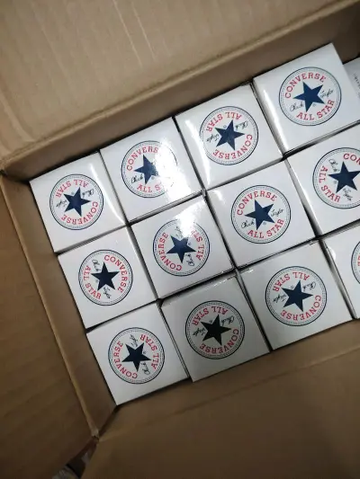 小时候大家可能都玩过这个东西，现在早就不流行了，匡威出来这个小玩意感觉很有意思就弄了一箱，非常喜欢，撸就对了