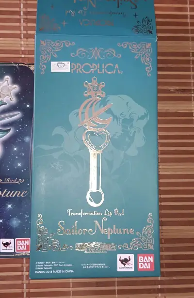 一盒美少女战士的proplica，也是我第一次购买的美战周边，它很奇怪的一点是虽然说是日淘到的，但盒子上的猫贴却是美版，不知道怎么回事