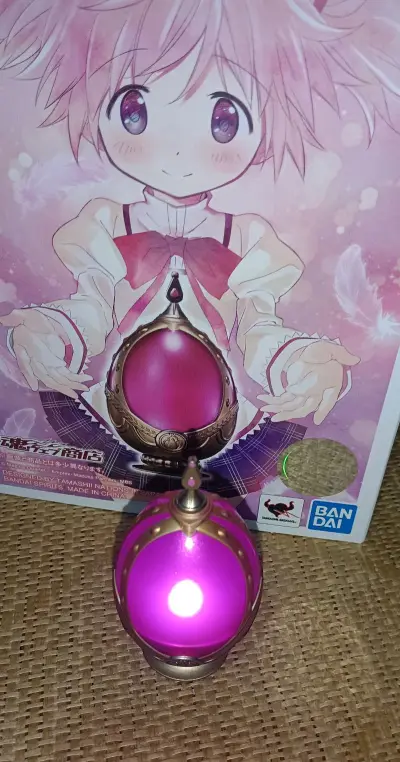 这次是一个proplica灵魂宝石和发声奥特曼，通过竹蜻蜓专线发回，proplica设计很不错，有通过发声模拟灵魂宝石逐渐变浑浊的特点，但是材质拉了