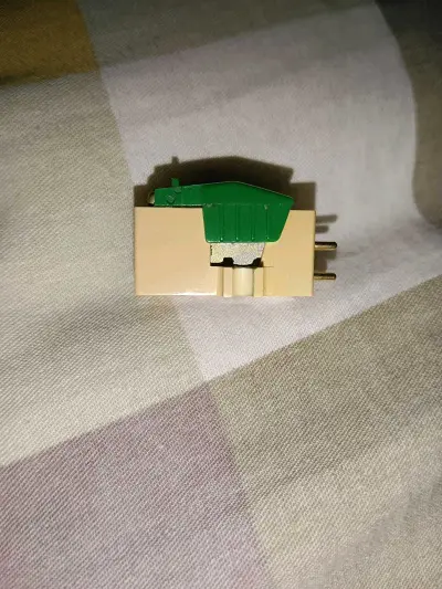 这是第一次通过挖煤姬淘的一台老黑胶唱机，貌不惊人但是基本功能都还有，换上之前买的铝合金唱片垫，颜值也算上一个档次，可惜送的唱头断针了