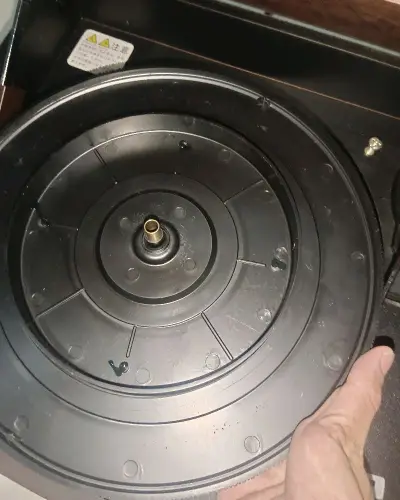 这是天龙的一款入门级玩具黑胶一体机，我一开始不太懂，买回来才发现是压电唱头的，皮带也掉了，好在音质还可以，勉强可以听听