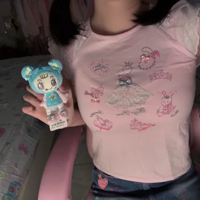 非常非常的可爱，之前一直没有渠道，现在非常方便啦。可以找到很多可爱的原版和小东西，特别适合喜欢买一些周边和好价原版的宝宝用。樱花妹也很可爱，还会手写小纸条，非常有年代感但是很精致可爱！原版的放量也是震惊到我了，大部分130以上都能穿，实在塞不下的准备拿去改一下啦。直...非常非常的可爱，之前一直没有渠道，现在非常方便啦。可以找到很多可爱的原版和小东西，特别适合喜欢买一些周边和好价原版的宝宝用。樱花妹也很可爱，还会手写小纸条，非常有年代感但是很精致可爱！原版的放量也是震惊到我了，大部分130以上都能穿，实在